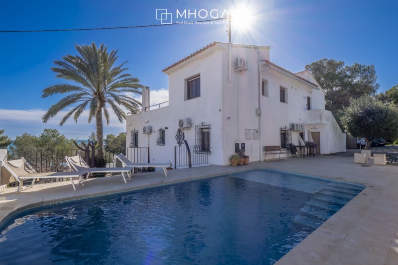 Venta - Villa mediterránea frente a la Cala Baladrar con un gran potencial en, Benissa Costa Blanca! 
